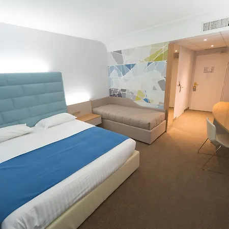 Hotell Plaza - Site Du Futuroscope 4*