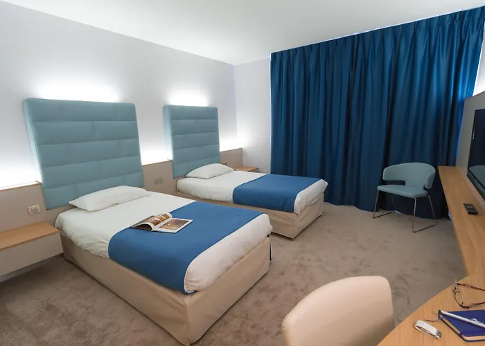 Plaza - Site Du Futuroscope Hotel