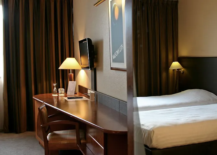 Plaza - Site Du Futuroscope Hotel